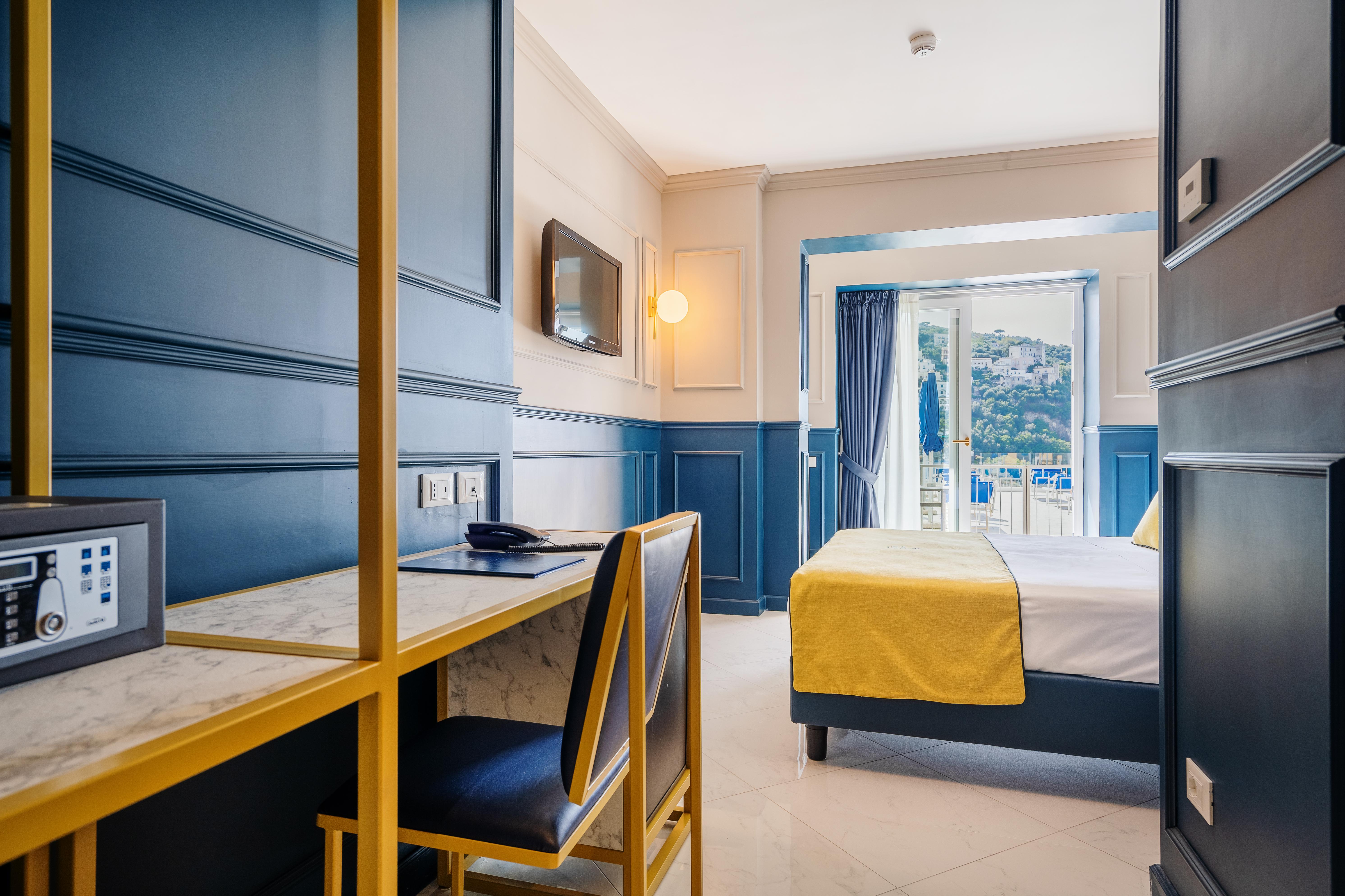 Hotel Mary Вико Екуензе Екстериор снимка