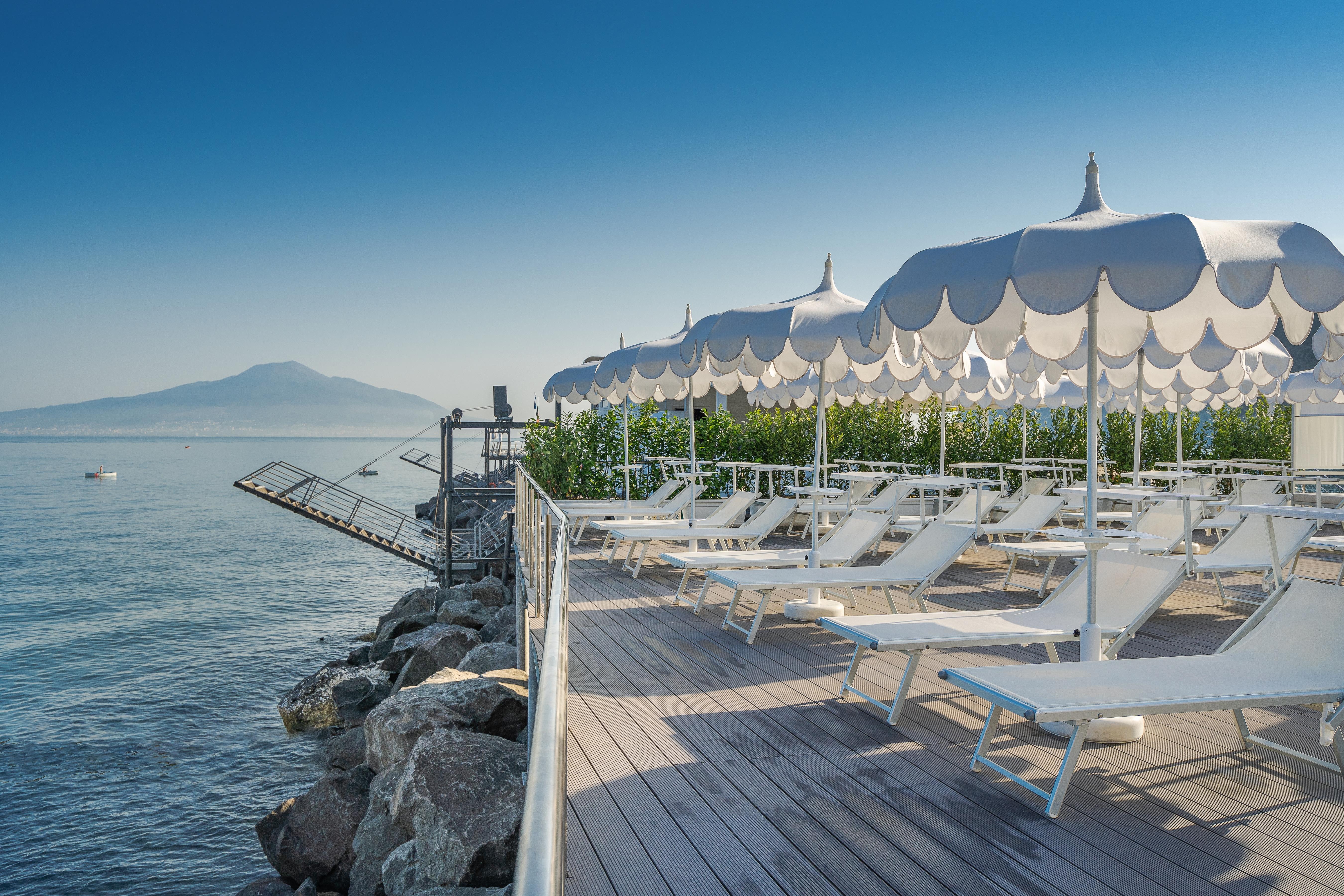 Hotel Mary Вико Екуензе Екстериор снимка
