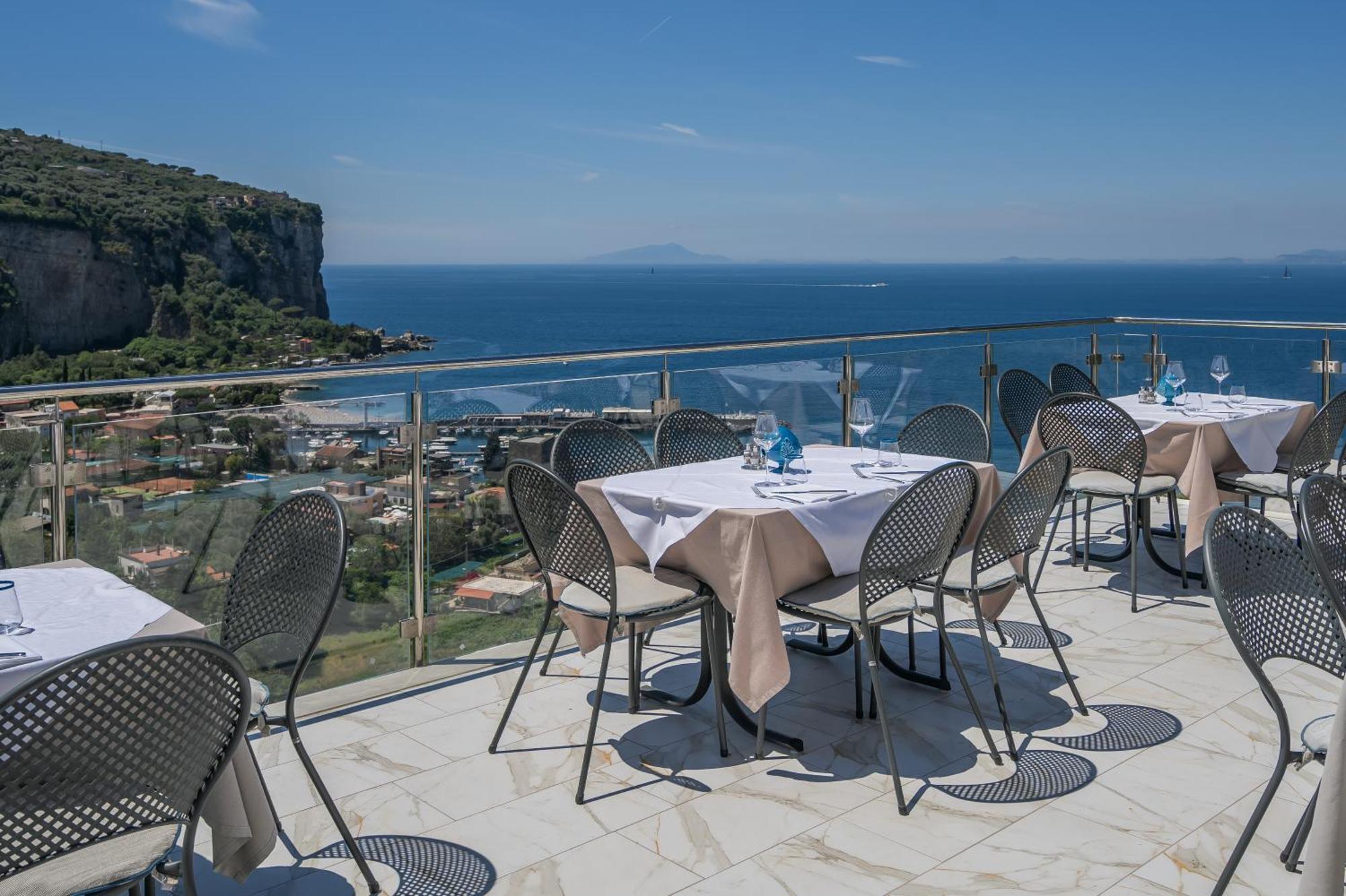 Hotel Mary Вико Екуензе Екстериор снимка