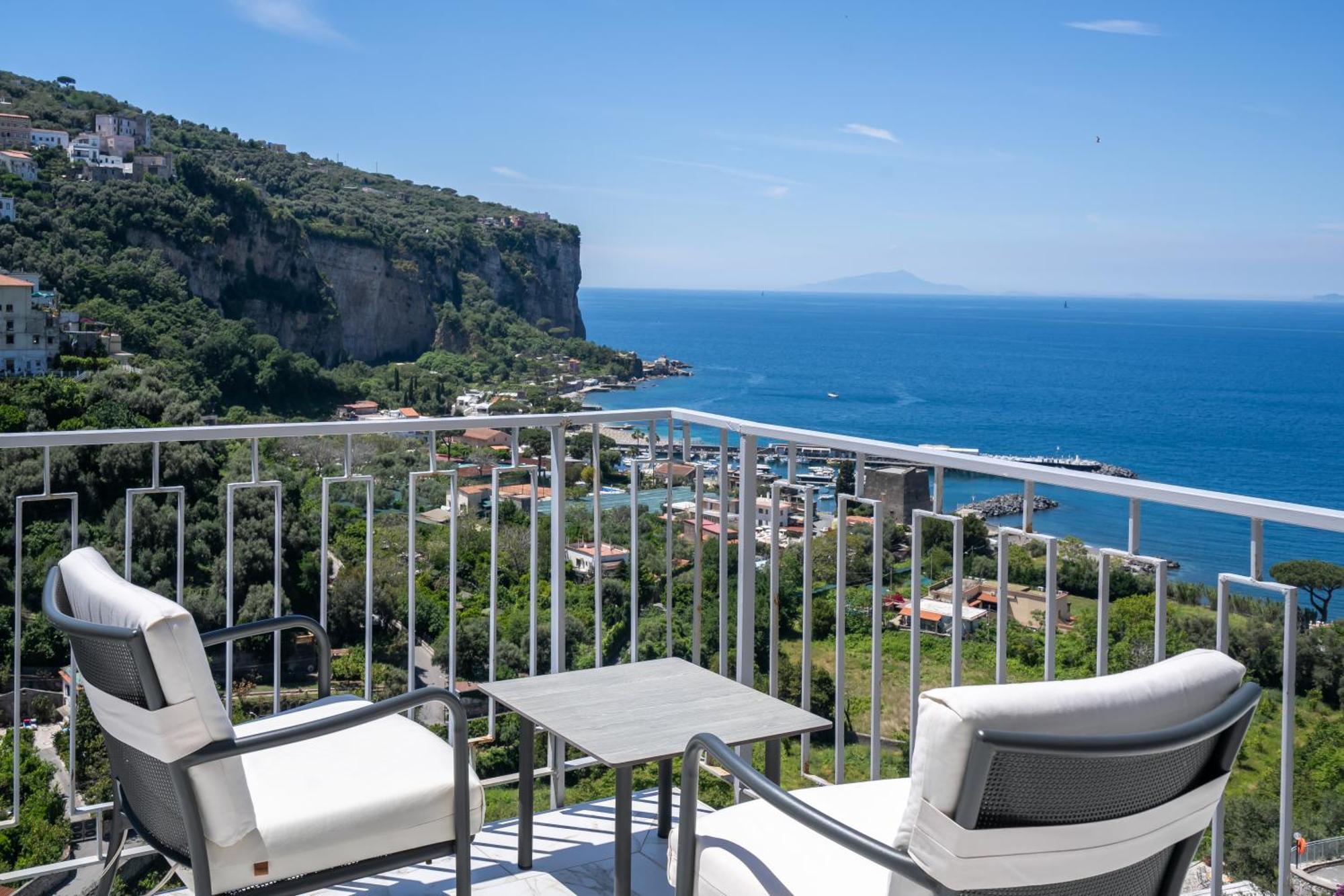 Hotel Mary Вико Екуензе Екстериор снимка